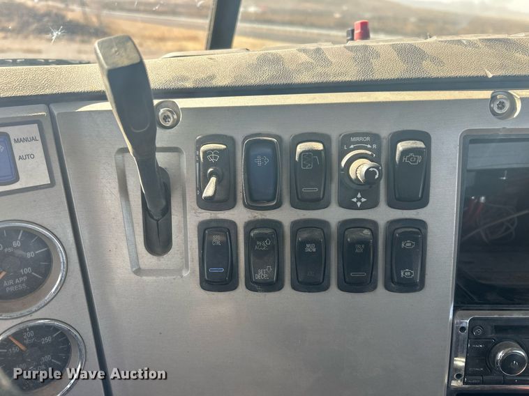 image for item DP6129 2014 Mack CXU613 semi truck