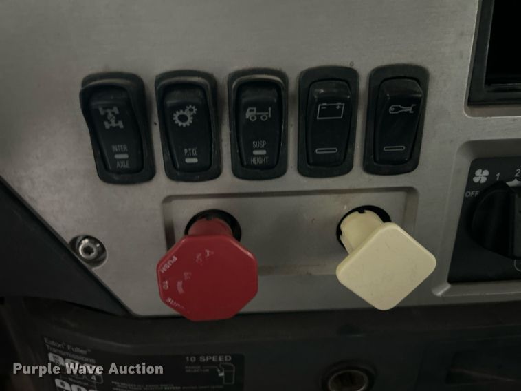 image for item DP6129 2014 Mack CXU613 semi truck