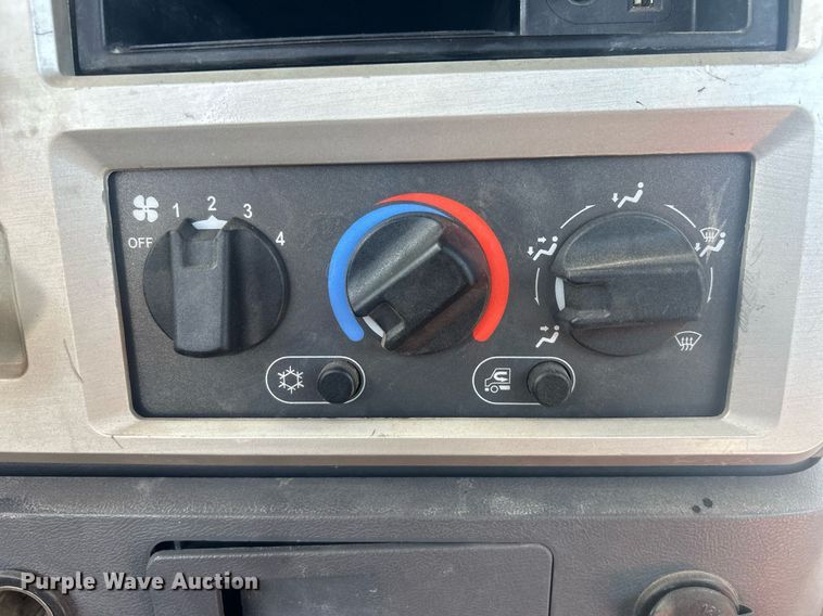 image for item DP6129 2014 Mack CXU613 semi truck