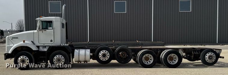 image for item DT0561 1999 Kenworth T800B truck cab and chassis