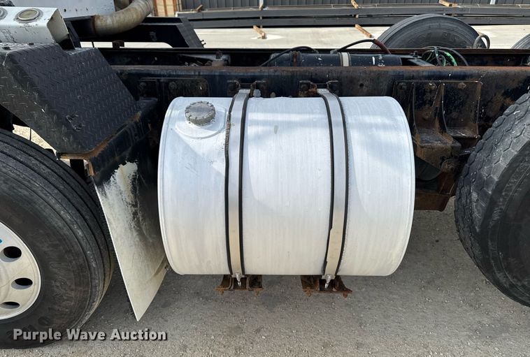 image for item DT0561 1999 Kenworth T800B truck cab and chassis