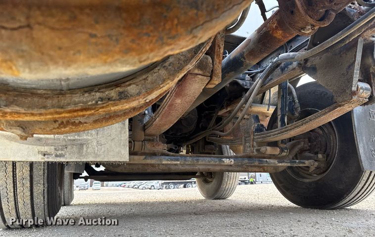 image for item DT0561 1999 Kenworth T800B truck cab and chassis