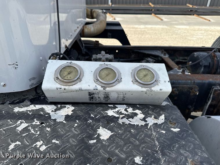 image for item DT0561 1999 Kenworth T800B truck cab and chassis