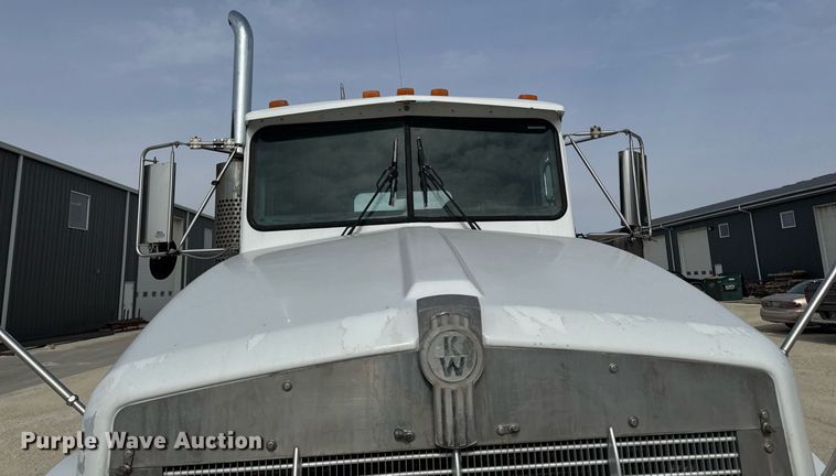 image for item DT0561 1999 Kenworth T800B truck cab and chassis