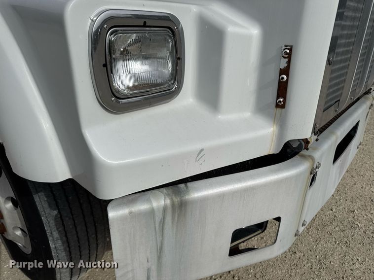 image for item DT0561 1999 Kenworth T800B truck cab and chassis