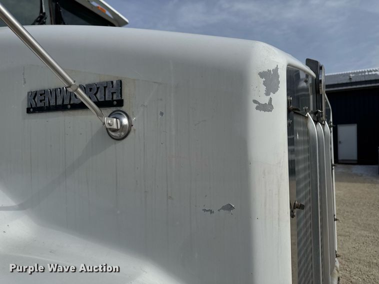 image for item DT0561 1999 Kenworth T800B truck cab and chassis