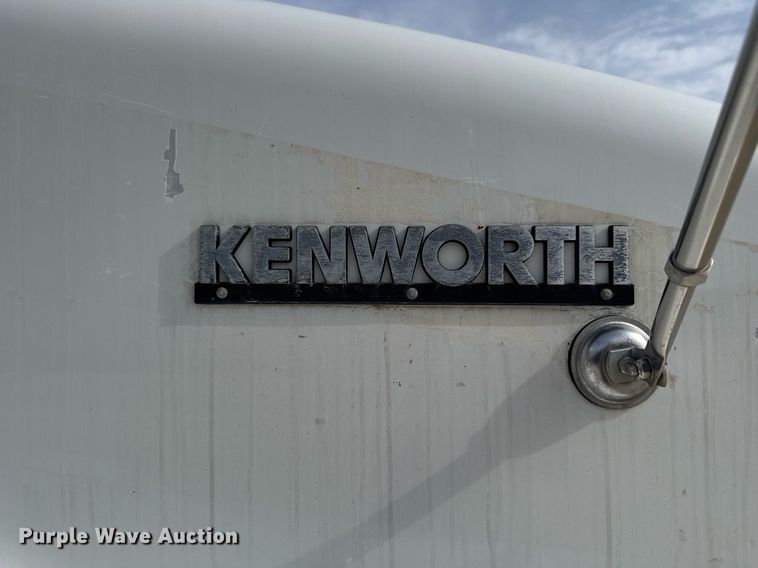 image for item DT0561 1999 Kenworth T800B truck cab and chassis