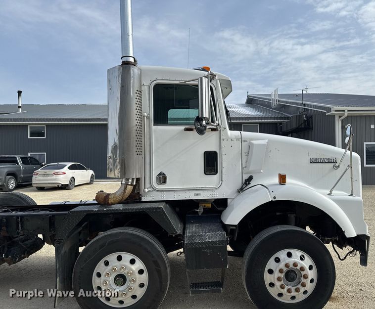 image for item DT0561 1999 Kenworth T800B truck cab and chassis