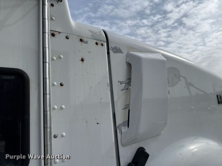 image for item DT0561 1999 Kenworth T800B truck cab and chassis