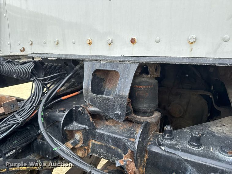 image for item DT0561 1999 Kenworth T800B truck cab and chassis