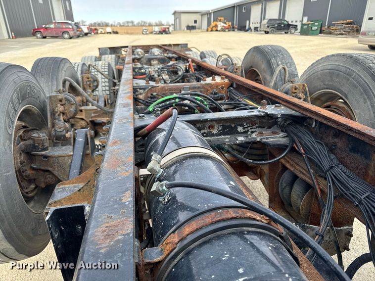 image for item DT0561 1999 Kenworth T800B truck cab and chassis