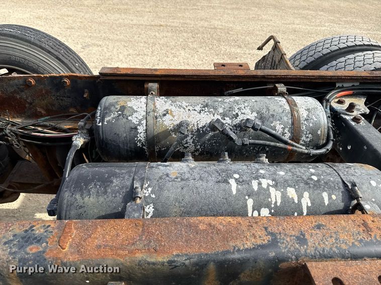 image for item DT0561 1999 Kenworth T800B truck cab and chassis