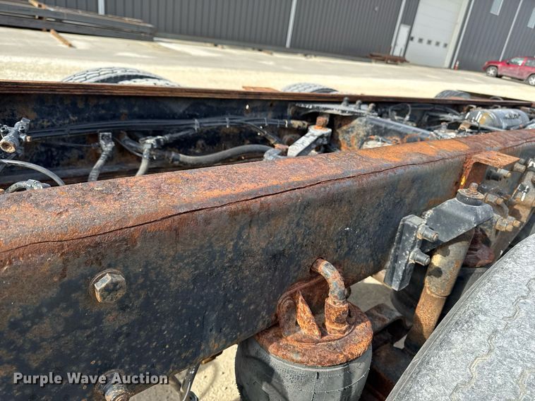 image for item DT0561 1999 Kenworth T800B truck cab and chassis