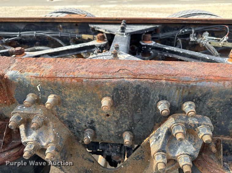 image for item DT0561 1999 Kenworth T800B truck cab and chassis