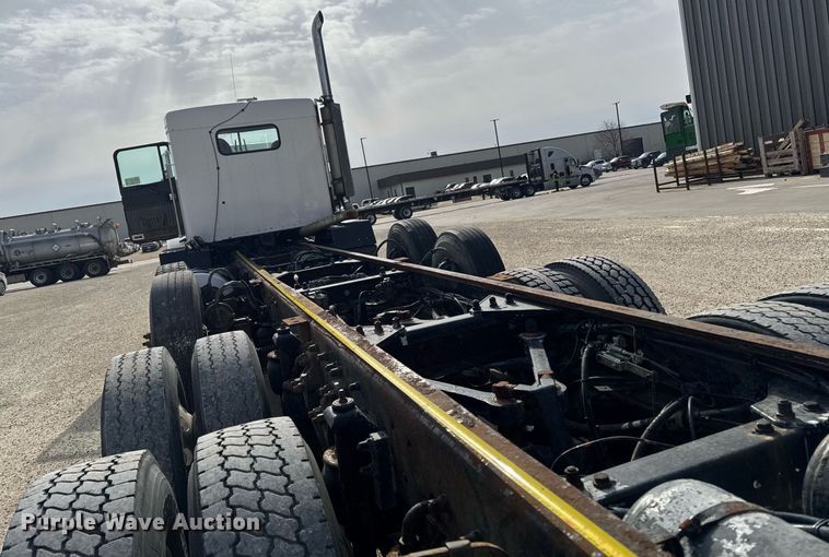 image for item DT0561 1999 Kenworth T800B truck cab and chassis