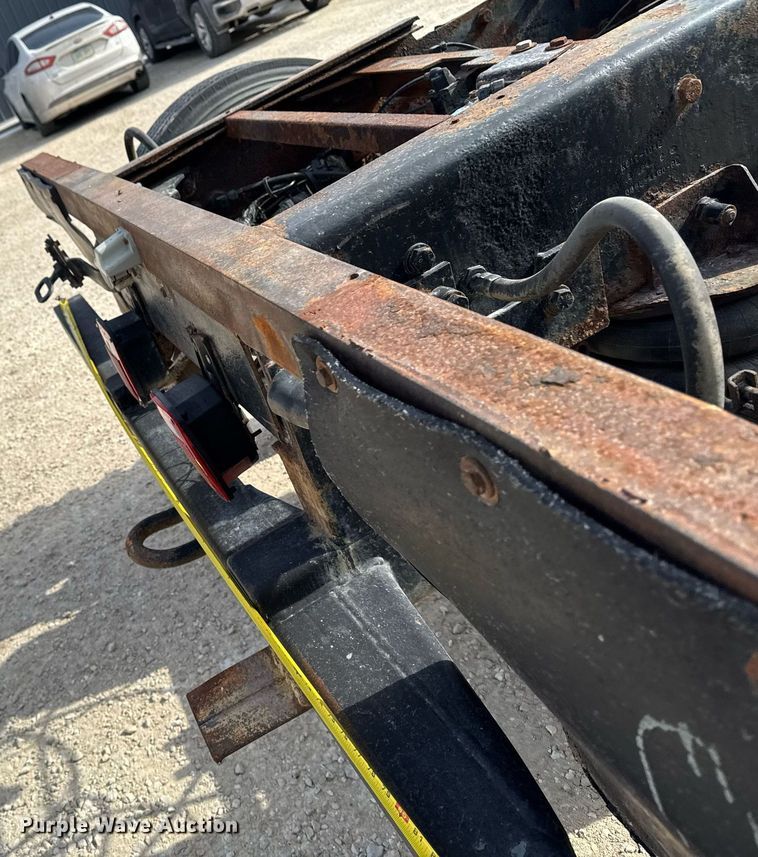 image for item DT0561 1999 Kenworth T800B truck cab and chassis