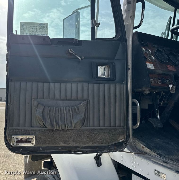 image for item DT0561 1999 Kenworth T800B truck cab and chassis