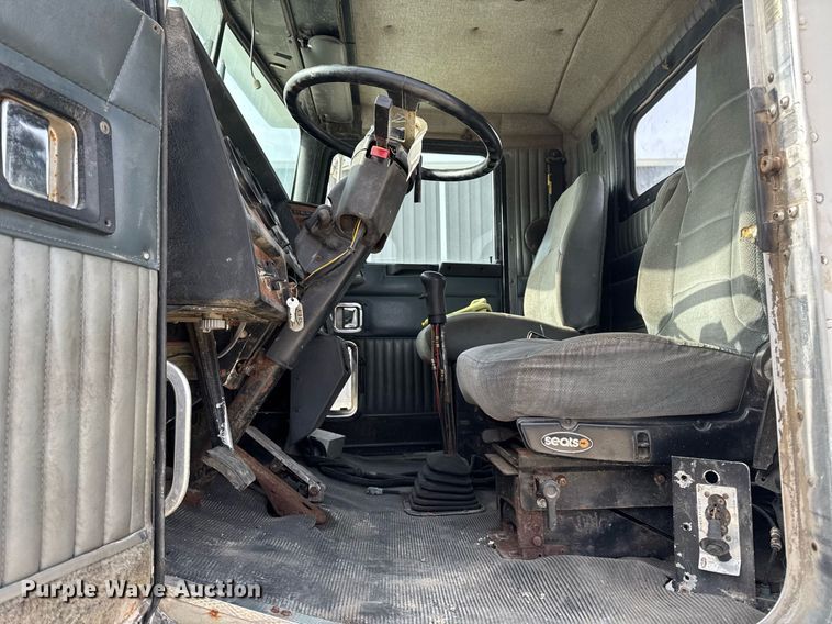 image for item DT0561 1999 Kenworth T800B truck cab and chassis