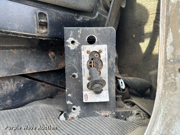 image for item DT0561 1999 Kenworth T800B truck cab and chassis