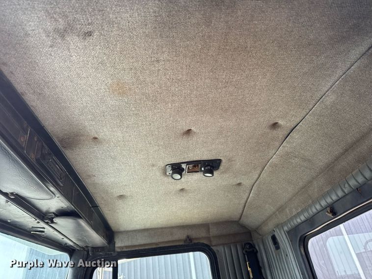 image for item DT0561 1999 Kenworth T800B truck cab and chassis