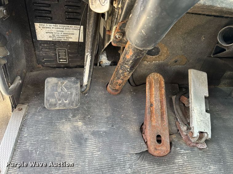 image for item DT0561 1999 Kenworth T800B truck cab and chassis