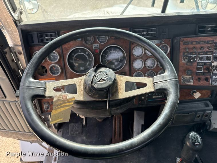 image for item DT0561 1999 Kenworth T800B truck cab and chassis