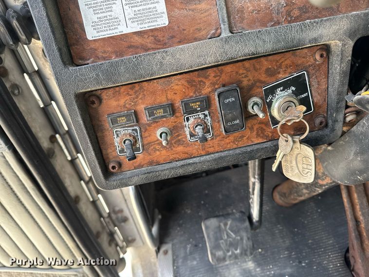 image for item DT0561 1999 Kenworth T800B truck cab and chassis