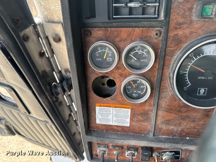 image for item DT0561 1999 Kenworth T800B truck cab and chassis