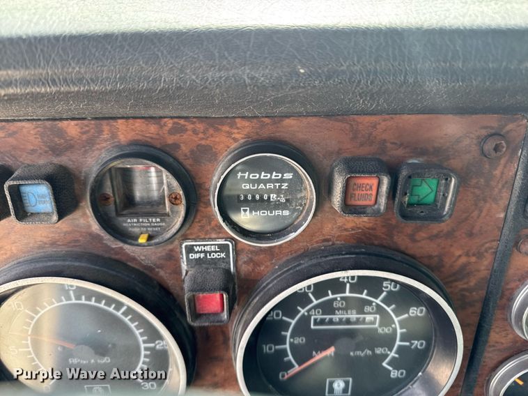 image for item DT0561 1999 Kenworth T800B truck cab and chassis