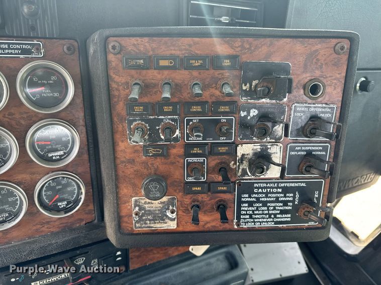 image for item DT0561 1999 Kenworth T800B truck cab and chassis