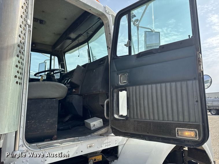 image for item DT0561 1999 Kenworth T800B truck cab and chassis