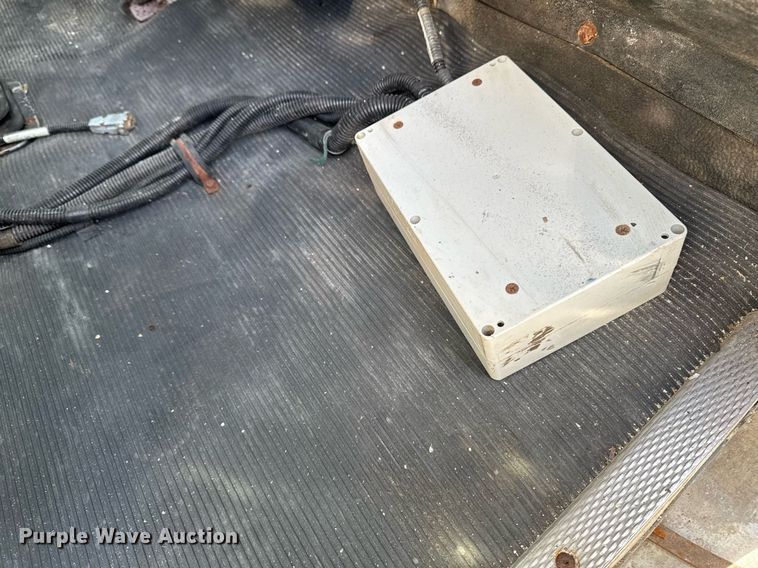 image for item DT0561 1999 Kenworth T800B truck cab and chassis