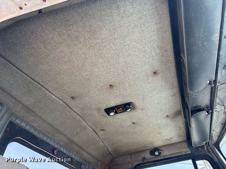 image for item DT0561 1999 Kenworth T800B truck cab and chassis