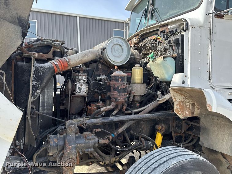 image for item DT0561 1999 Kenworth T800B truck cab and chassis