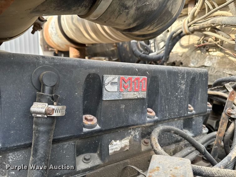 image for item DT0561 1999 Kenworth T800B truck cab and chassis