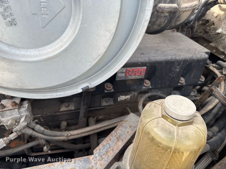 image for item DT0561 1999 Kenworth T800B truck cab and chassis