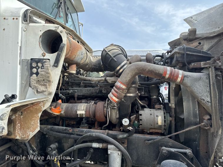 image for item DT0561 1999 Kenworth T800B truck cab and chassis