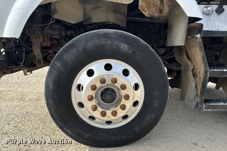 image for item DT0561 1999 Kenworth T800B truck cab and chassis