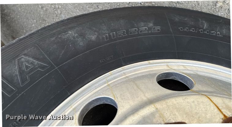 image for item DT0561 1999 Kenworth T800B truck cab and chassis