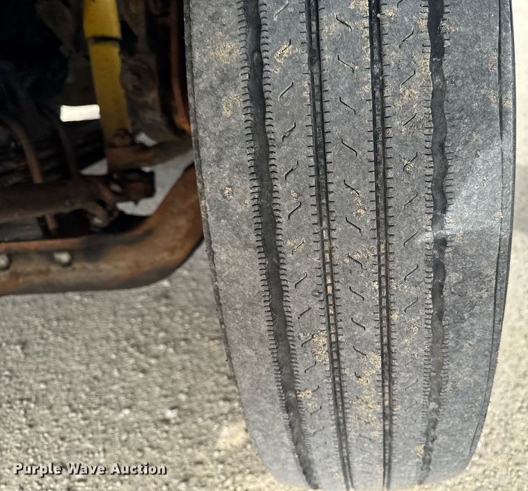 image for item DT0561 1999 Kenworth T800B truck cab and chassis