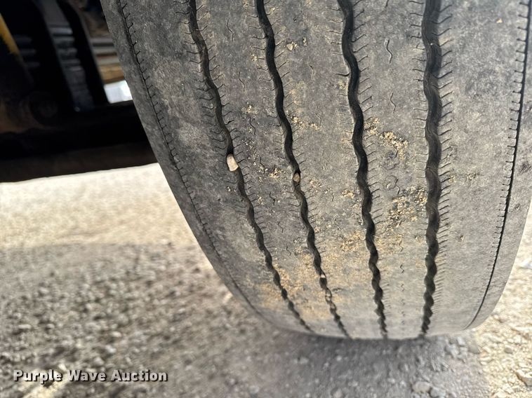 image for item DT0561 1999 Kenworth T800B truck cab and chassis