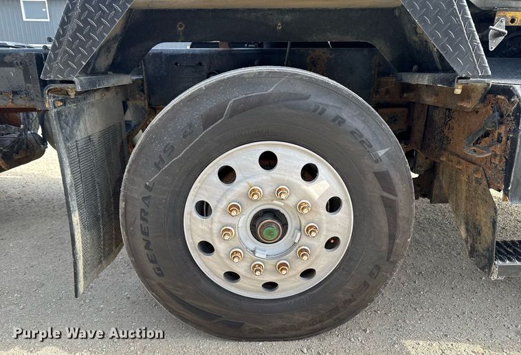 image for item DT0561 1999 Kenworth T800B truck cab and chassis