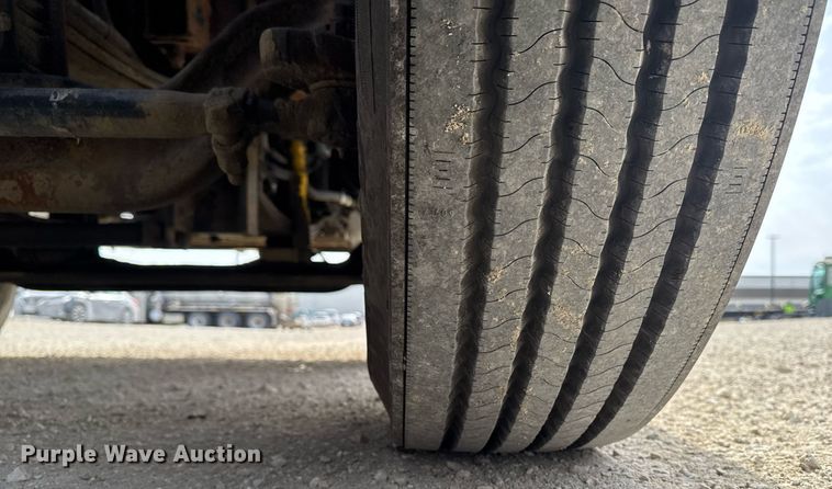 image for item DT0561 1999 Kenworth T800B truck cab and chassis