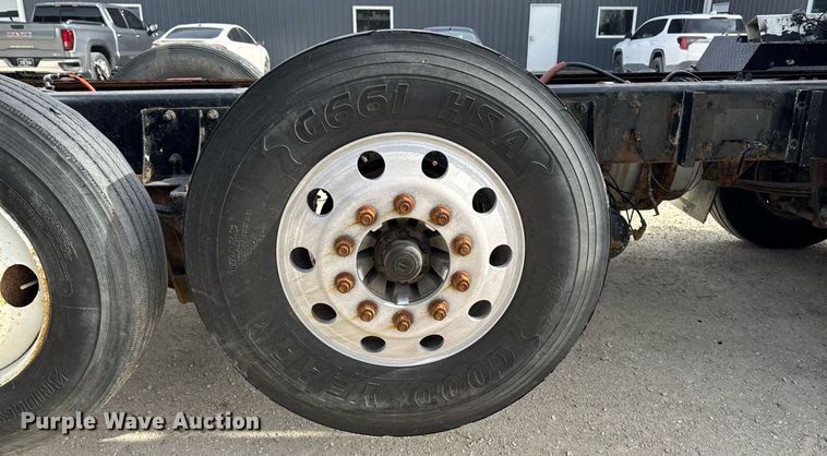 image for item DT0561 1999 Kenworth T800B truck cab and chassis