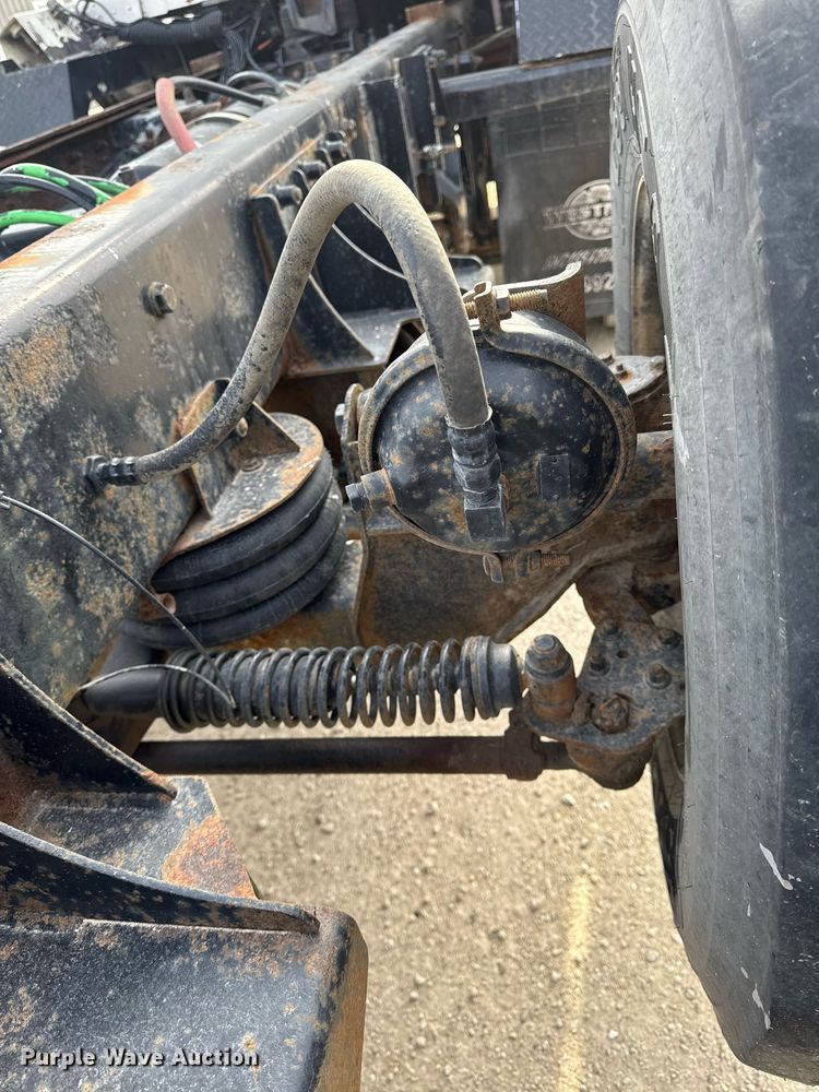 image for item DT0561 1999 Kenworth T800B truck cab and chassis