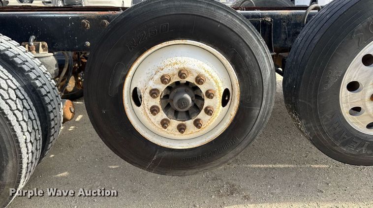 image for item DT0561 1999 Kenworth T800B truck cab and chassis