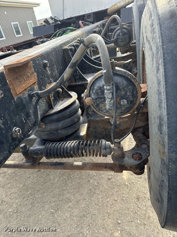 image for item DT0561 1999 Kenworth T800B truck cab and chassis