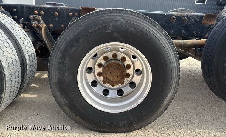 image for item DT0561 1999 Kenworth T800B truck cab and chassis