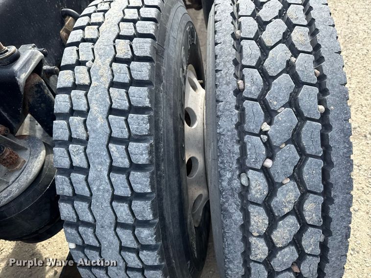 image for item DT0561 1999 Kenworth T800B truck cab and chassis