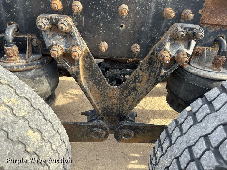 image for item DT0561 1999 Kenworth T800B truck cab and chassis